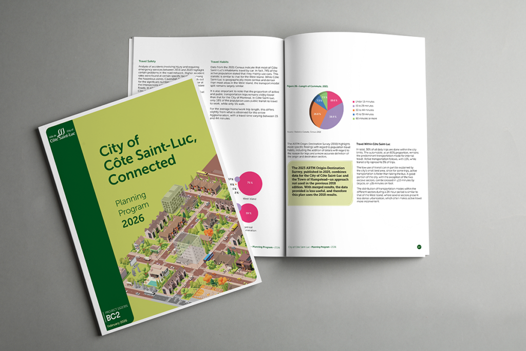 La couverture, dans des tons verts, présente une vue isométrique d'une ville illustrée. Elle recouvre une double page intérieure d'un livret ouvert présentant des blocs de texte et des graphiques colorés.